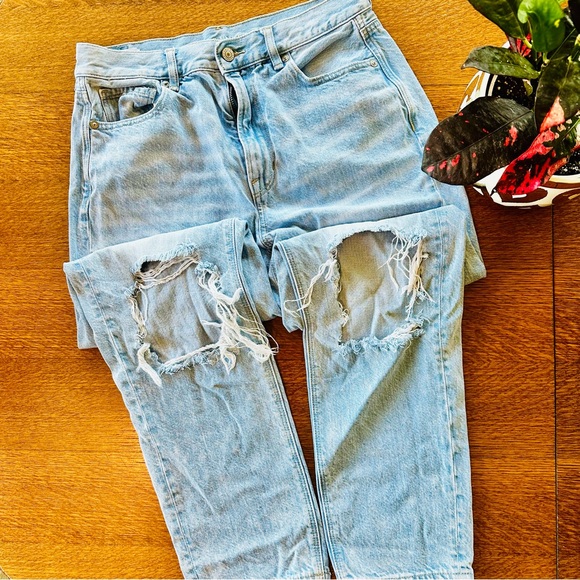 American Eagle Distressed Mom Jeans US8R - Picture 2 of 4